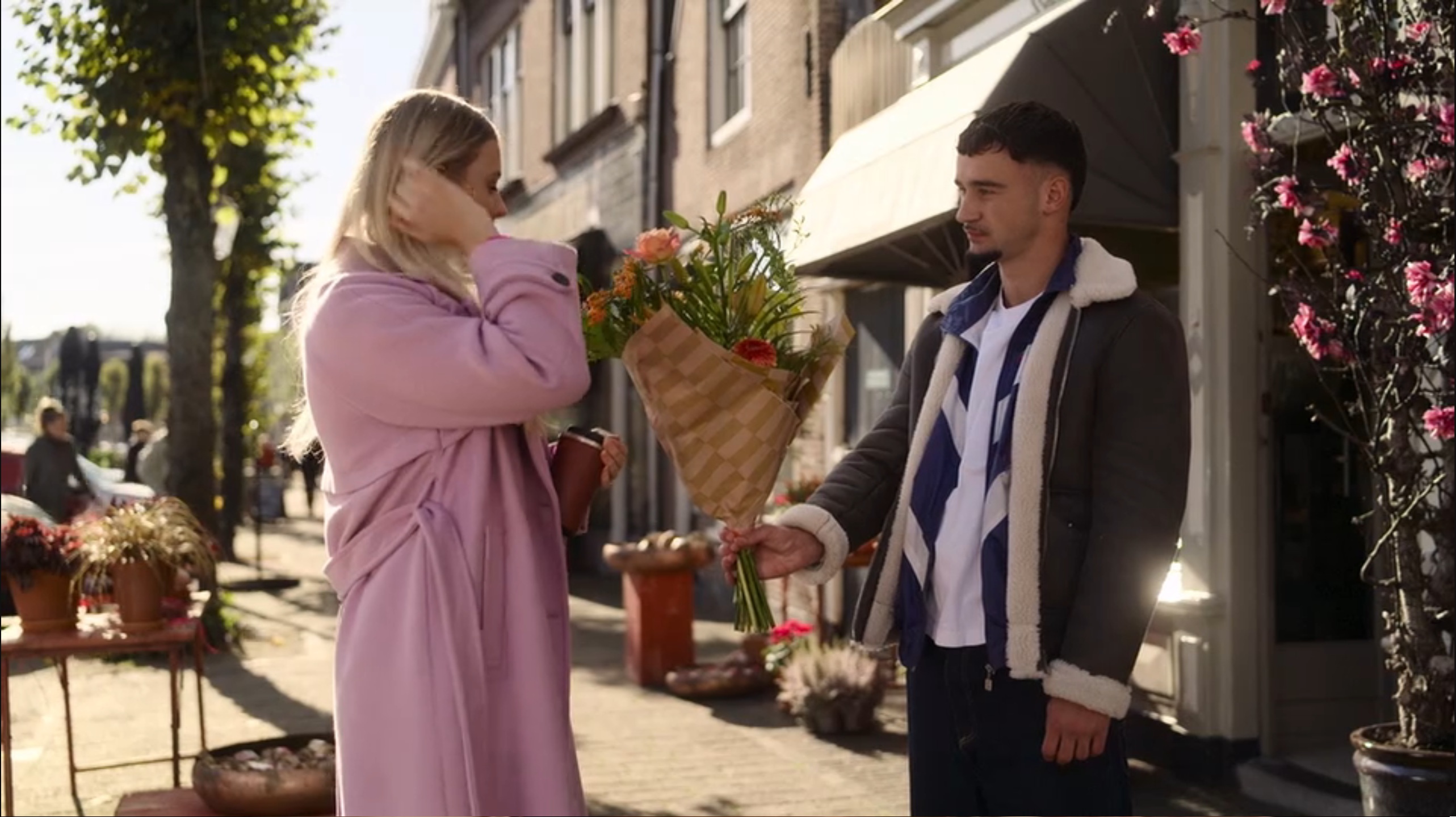 Troj dwingt Nola naar het ziekenhuis te gaan